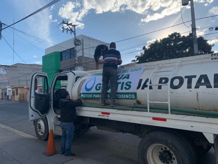 CEA ABASTECE DE AGUA A FAMILIAS AFECTADAS POR FUGAS DE EL REALITO